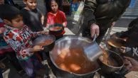 Israel autoriza lançamentos de ajuda e envia comida por paraquedas à Gaza, onde crise por fome se agrava