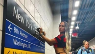 Com a camisa do Flamengo, Mulher Melão faz ensaio ousado em trem nos EUA e gera polêmica; veja as fotos