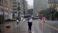 Chuva causa alagamentos e provoca transtornos em São Paulo