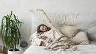 Dor e rigidez matinal nos dias frios: o que causa e como aliviar na própria cama