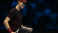 Sinner bate Zverev, avança à semi do ATP Finals e mantém sonho de fechar ano no topo do ranking