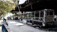 Ônibus pega fogo dentro de terminal na Zona Leste de São Paulo