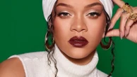 Rihanna tira foto com fãs dentro do seu carro durante passeio em Milão