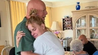 Filha de Bruce Willis é criticada por postar foto com o pai, que está com demência