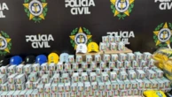 Operação apreende 85 mil figurinhas da Copa e 2 mil camisas falsificadas da Seleção