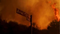Incêndio florestal se propaga em Los Angeles e obriga condados a serem evacuados