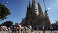 Ativistas jogam tinta na fachada da Sagrada Família de Barcelona