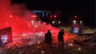 Policiais são flagrados queimando cruzes e fazendo gestos que remetem a rituais nazistas