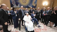 Papa Francisco recebe equipe do hospital de Roma onde foi atendido