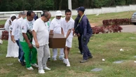 Corpo de Arlindo Cruz é sepultado no Rio por amigos e personalidades do samba