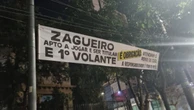 Torcida do Atlético-MG exibe faixas perto da sede do clube para cobrar contratações de reforços