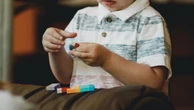 ‘Não existe vínculo comprovado de que paracetamol ou vacinas provoquem autismo’, informa OMS 