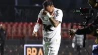 Neymar deixa gramado chorando após vexame do Santos e é consolado por Fernando Diniz, técnico do Vasco