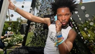 Corpo em decomposição é encontrado no Tesla de rapper D4vd, que se apresentará no Lollapalooza em 2026, no Brasil