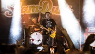 Banda americana lança disco com cinzas do pai do vocalista e enfrenta proibição em oito estados dos EUA