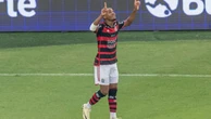 Flamengo derrota Corinthians por 2 a 0, alivia pressão e assume liderança do Brasileirão
