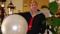 Carlos Villagrán, o eterno Quico, reaparece em show em circo no Peru; veja repercussão