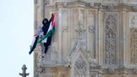 Homem é preso após escalar Big Ben em Londres com bandeira palestina