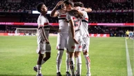 São Paulo vence Vitória por 2 a 0, chega a cinco jogos de invencibilidade no Brasileiro e cola no G4