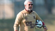 Suspenso, Odair Hellmann se emociona com classificação do Athletico contra o São Paulo