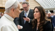Papa nomeia 1ª mulher não religiosa para chefiar a comunicação do Vaticano