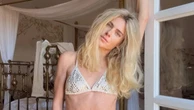 Carolina Dieckmmann curte final de semana em Búzios e encanta a web com fotos de biquíni: ‘Paraíso buziano’