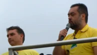 ‘Somos os verdadeiros defensores da democracia’, diz Flávio Bolsonaro em manifestação no Rio de Janeiro