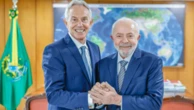 Lula e Blair conversam sobre a vitória do Partido Trabalhista britânico e geopolítica