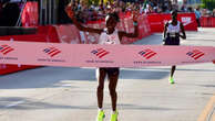 Ruth Chepngetich bate recorde mundial e faz história ao vencer a Maratona de Chicago, nos Estados Unidos