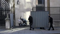 Nova obra de Banksy é apagada de parede do tribunal de Londres