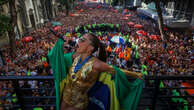 Anitta interrompe cortejo de seu megabloco no Centro do Rio para alertar a polícia sobre brigas