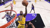 Lakers derrotam Warriors com cesta de Reaves no último segundo; LeBron iguala Curry