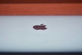 Apple poderá deixar MacBooks Pro com “M5” para o começo de 2026, junto ao “iPhone 17e” e novos iPads