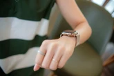 Apple deixa Watch com câmera de lado e prepara óculos com IA para 2026, diz Mark Gurman