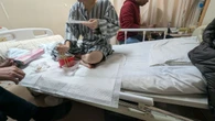 食事は自前･家族に商売する介護士…留学先の中国で緊急手術した息子"衝撃の"入院ライフ《クレカの保険に救われた》 | ライフ | 東洋経済オンライン