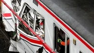 ジャカルタ近郊で通勤電車と長距離列車が衝突､なぜ押しつぶされた車両に挟まれた15人の犠牲者が全員女性だったのか | ライフ | 東洋経済オンライン