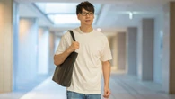 ワイシャツ代わりのはずが｢休日のおじさん｣に見える…ユニクロの"ビジネスTシャツ"選びでやりがちな勘違い | ライフ | 東洋経済オンライン