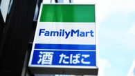 ｢服を買うならコンビニ｣の時代到来？　爆売れのファミマ｢コンビニ服｣が"ユニクロと同価格帯"で勝負できるワケ | ビジネス | 東洋経済オンライン