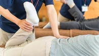 大きな誤解！｢ぎっくり腰は絶対安静｣で､腰痛は治らない…"再発を繰り返す人"が陥る罠と､最速で治す｢3つの手順｣ | ライフ | 東洋経済オンライン