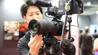 伝統の｢白レンズ｣キヤノンが､あえて"黒"も加えたワケ…プロから初心者､静止画から動画まで総取りを狙う戦略 | 政治・経済・投資 | 東洋経済オンライン