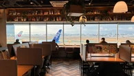 ｢混雑カフェ｣からあぶれる人の駆け込み寺に…《SHARE LOUNGE》女性客から支持される空間設計の巧みさ | ビジネス | 東洋経済オンライン