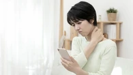 気づいたら猫背に…いまや現代人の｢標準姿勢｣となった《スマホ姿勢》から来る肩こり･首こりをほぐす3つの"神ツボ" | ライフ | 東洋経済オンライン