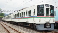 西武鉄道4000系｢秩父の主｣クロスシート車の特別感　ライオンズカラーで異彩放つ｢山のレジェンド｣ | ビジネス | 東洋経済オンライン