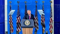 トランプ氏､ラシュモア山で歴代大統領の巨大な記念碑を背に建国250周年演説を実施…政治利用との批判も | 政治・経済・投資 | 東洋経済オンライン