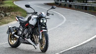 軽快でスタイリッシュな新世代ミドルネイキッド､トライアンフ新型バイク｢トライデント800｣の絶妙なポジショニング | ライフ | 東洋経済オンライン