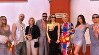 Melody conquista la alfombra turquesa de Eurovisión 2025 con un vestido negro y dorado de efecto tipazo