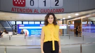 Ayuso se pone 'coquette' con la blusa con lazada más tendencia y las alpargatas de cuña del verano