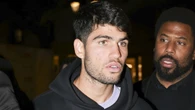 Carlos Alcaraz sufre un curioso contratiempo al salir del restaurante donde celebró su victoria en Roland Garros