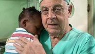 Pedro Clarós, el «cirujano del mundo» que salva vidas en los lugares más extremos del planeta