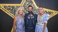 Carmen Lomana apuesta por un vestido azul fluido y elegante para disfrutar del concierto de Alejandro Fernández en Marbella